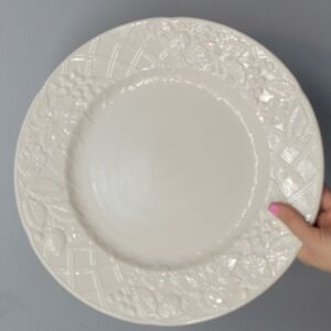 DP900 Mikasa English Countryside White Round Chop plate 12.5"